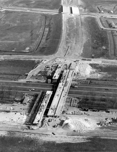 847469 Luchtfoto van de aanleg van het viaduct in het tracé voor de S24, de Noordelijke Randweg Utrecht (NRU), over de ...